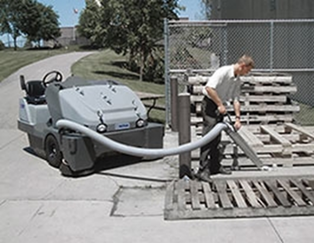 NILFISK SW8000 LPG LARGE RIDE ON SWEEPER